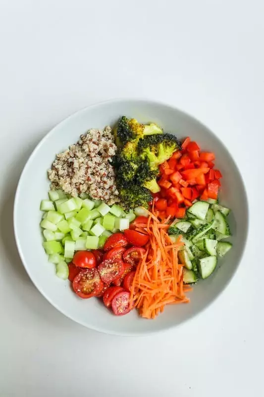 Refeição saudável com proteínas e legumes deve ser a base da  alimentação para quem tem glicose alta.