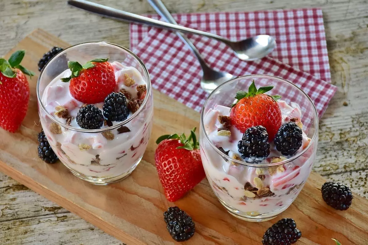 Alimentação saudável com iogurte, frutas e sementes