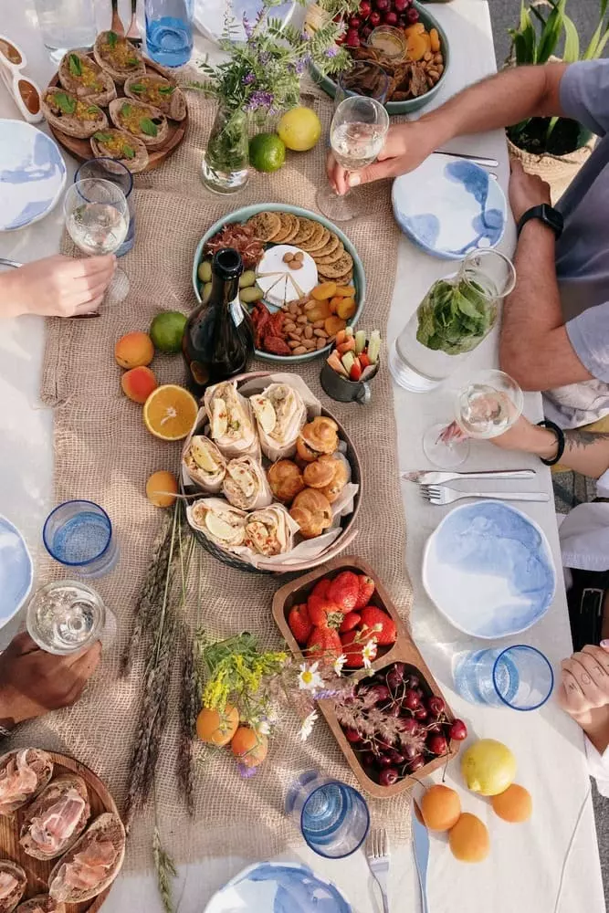 O apetite e as relações sociais. Pessoas sentadas à mesa comendo. 