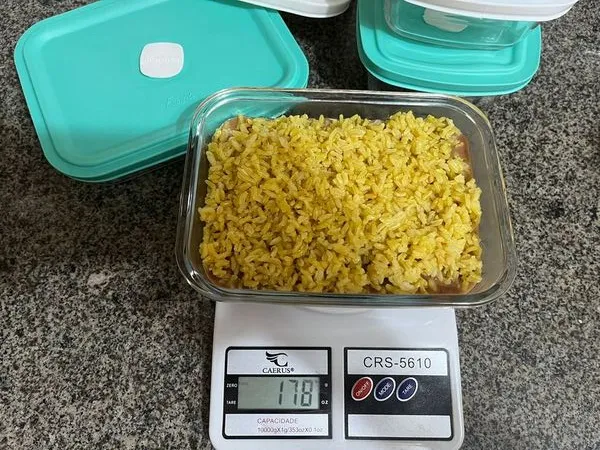 O arroz é um ingrediente ótimo para usar em receitas para congelar marmitas. Use uma balança para controlar a quantidade.