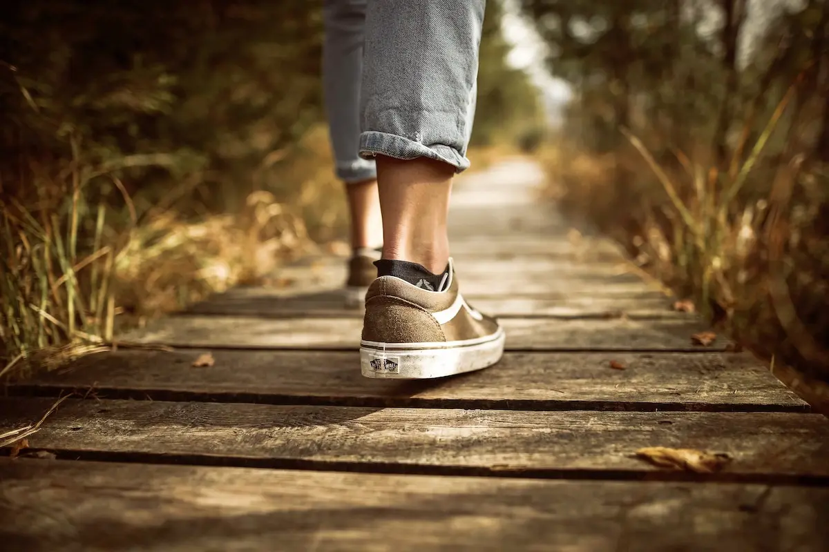 Usar um tênis e caminhar 5 km é benéfico para a saúde.