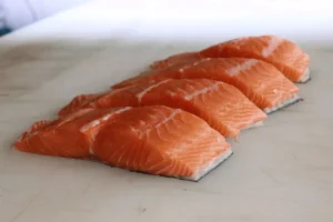 filés de salmão sobre uma mesa é uma alimentação com vitamina D